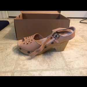 Sbicca wedge, only worn once, size 8.